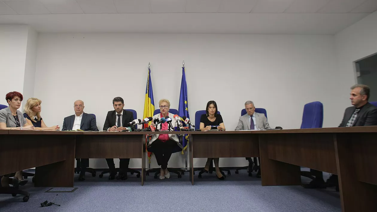 AVOCATUL POPORULUI: Am adresat inspectoratelor județene o solicitare să ne spună în câte școli mai există WC-uri în fundul curții. NU am primit nici un răspuns, deși a trecut o lună