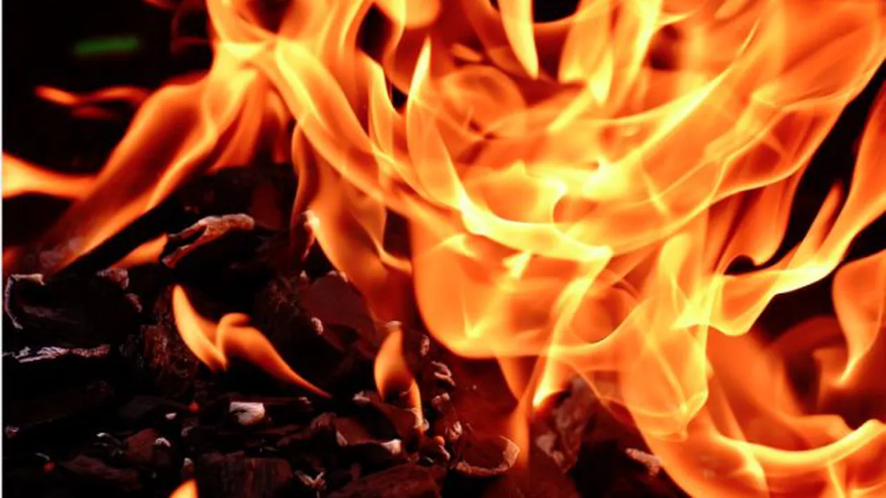 Incendiu la mansarda unui bloc din București
