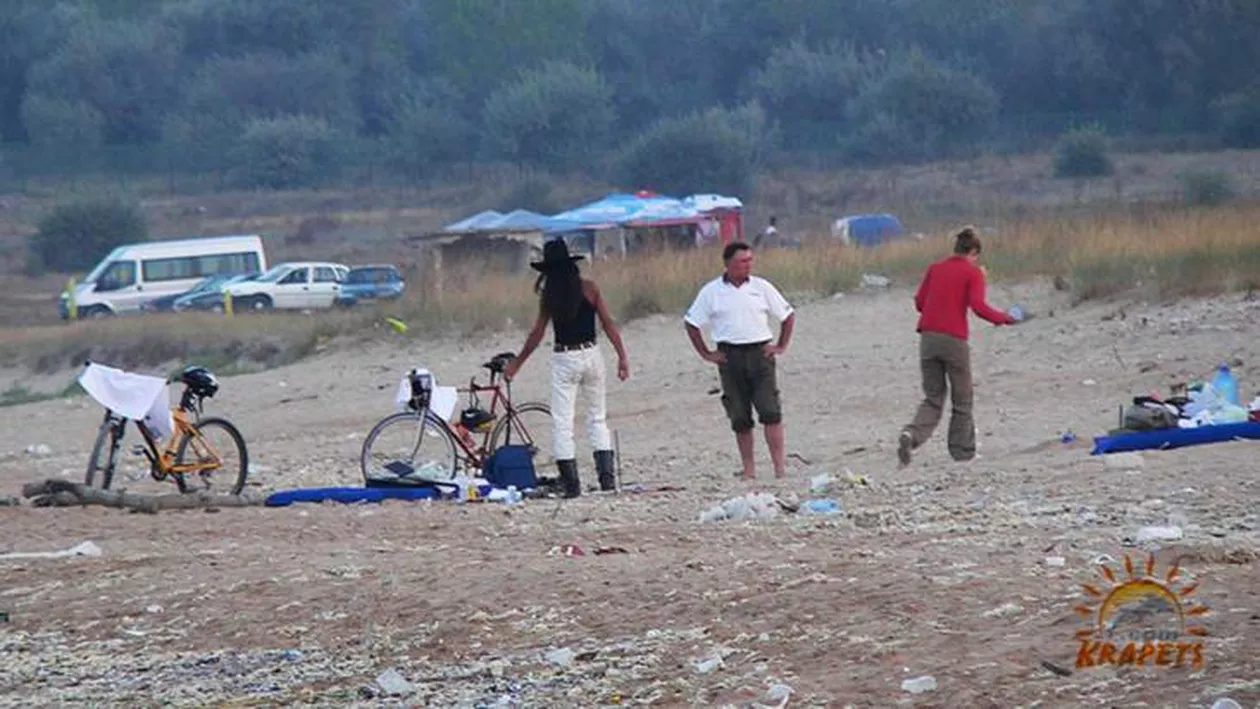 Bulgarii, REVOLTAȚI de obiceiurile turiștilor români: 'Pădurea de la Krapeţ plină de fecale, tufişuri împodobite cu hârtie igienică folosită, plaja sufocată de rulote închiriate ilegal'
