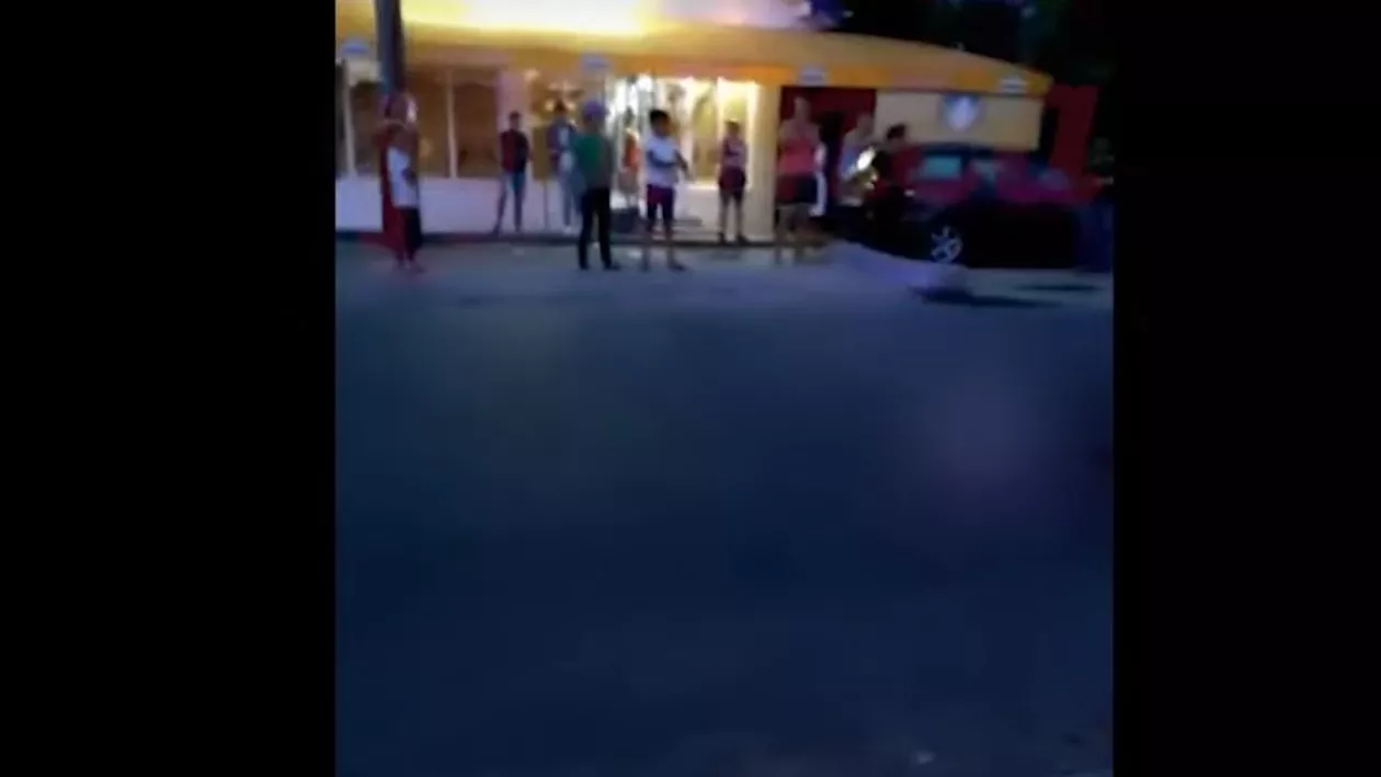Copil de 4 ani lovit de mașină lăsat să zacă în stradă zeci de minute, fără ca Poliția și oamenii care filmau să intervină. Poliția Vaslui anunță anchetă (VIDEO)