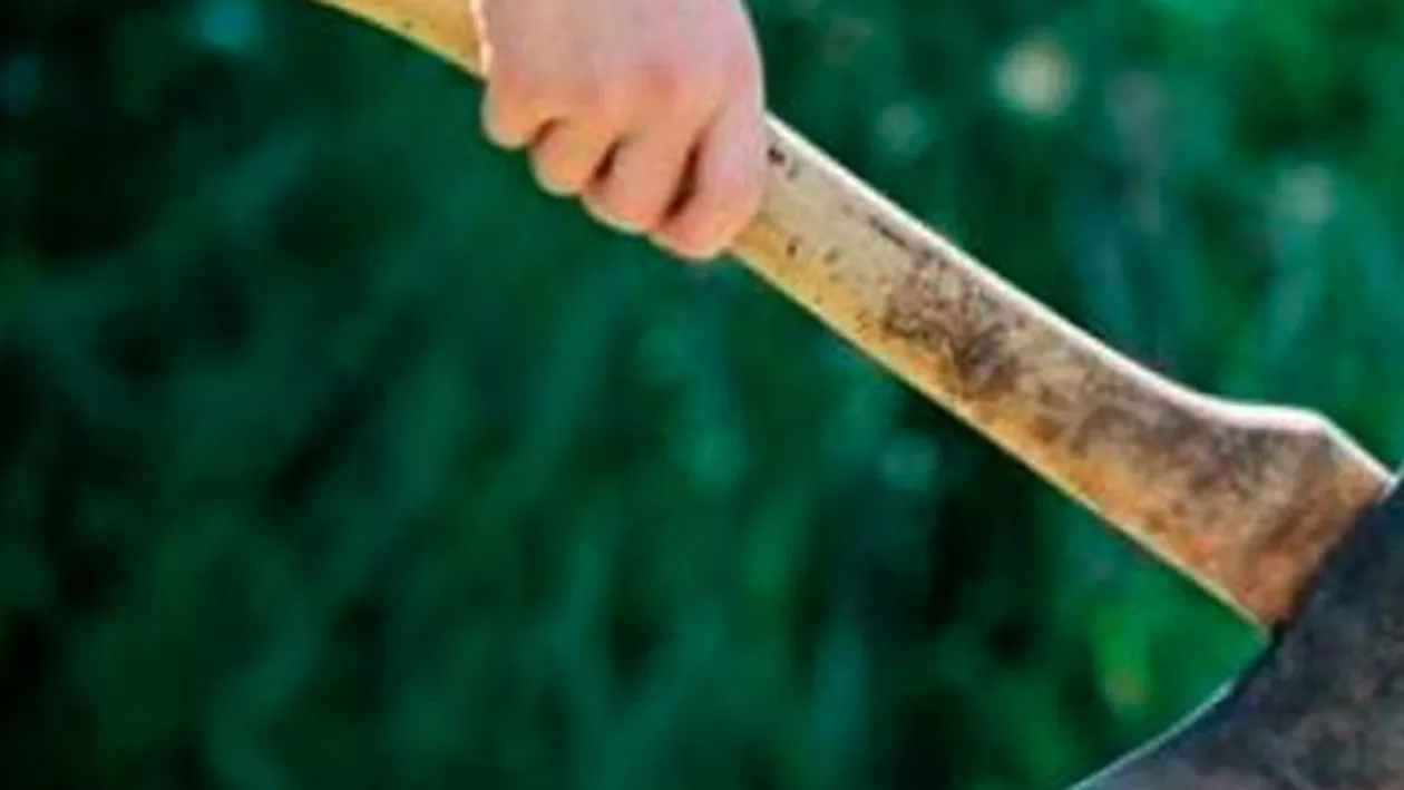TRAGEDIE CUMPLITĂ! Femeie OMORÂTĂ în plină stradă, după ce a fost lovită cu un TOPOR ÎN CAP