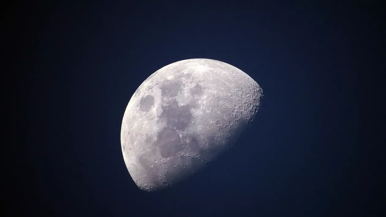 Vineri seară are loc cel mai rar fenomen astronomic ”Luna Neagră”. Ce se întâmplă în această noapte