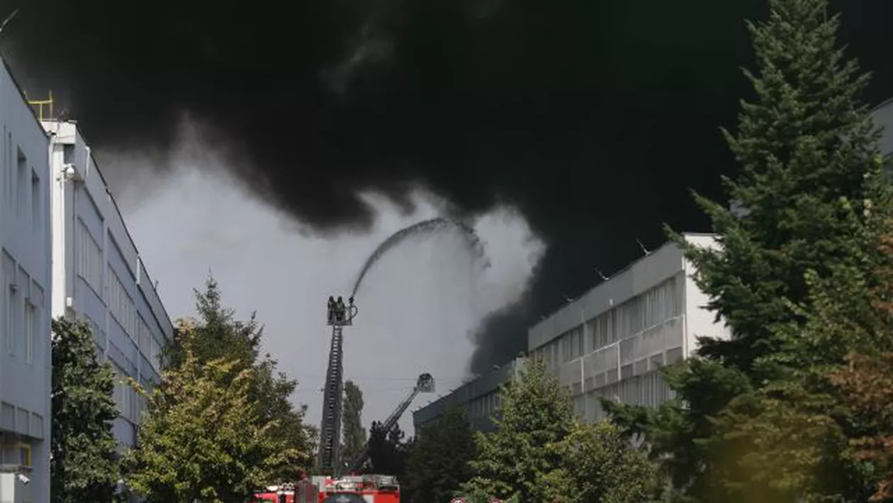 UPDATE // Incendiu PUTERNIC în nordul Capitalei. Sunt degajări mari de fum. Autoritățile, intervenție de URGENȚĂ. A fost emis un mesaj de avertizare Ro-Alert (FOTO și VIDEO)