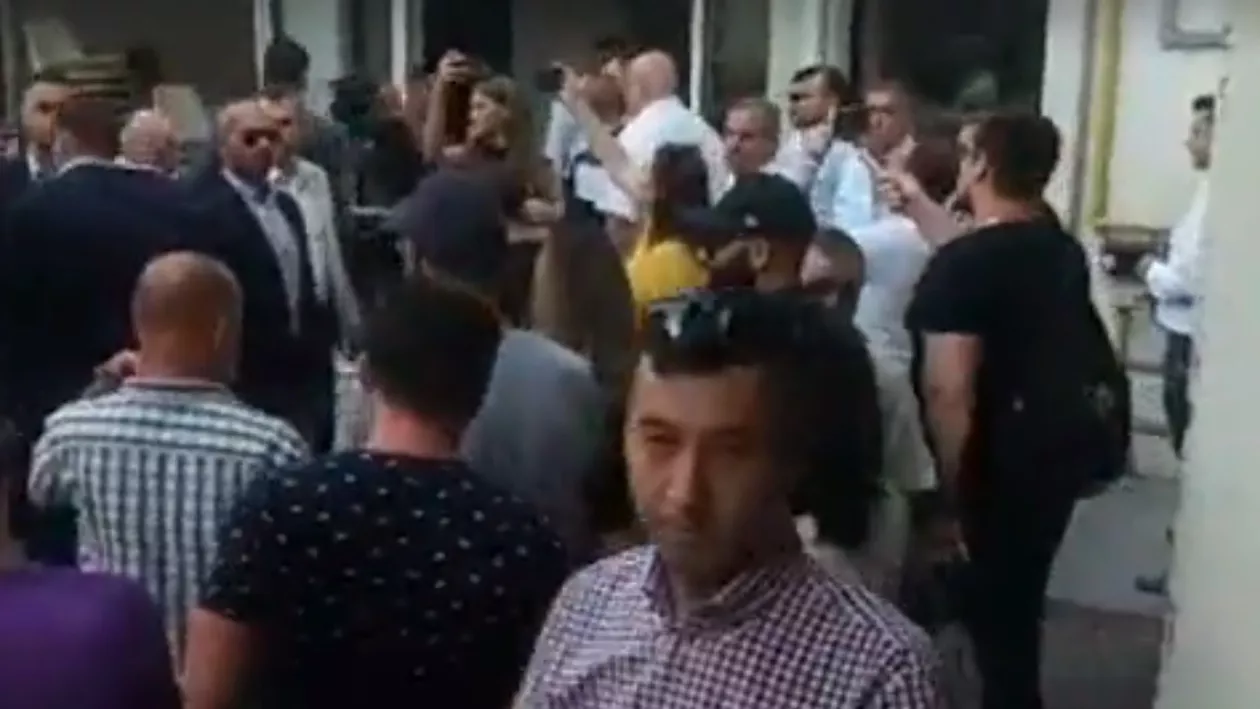 Viorica Dăncilă, întâmpinată cu proteste la Constanța. Oamenii au scandat „Hoții”, „La pușcărie” și „Analfabeta” (VIDEO)