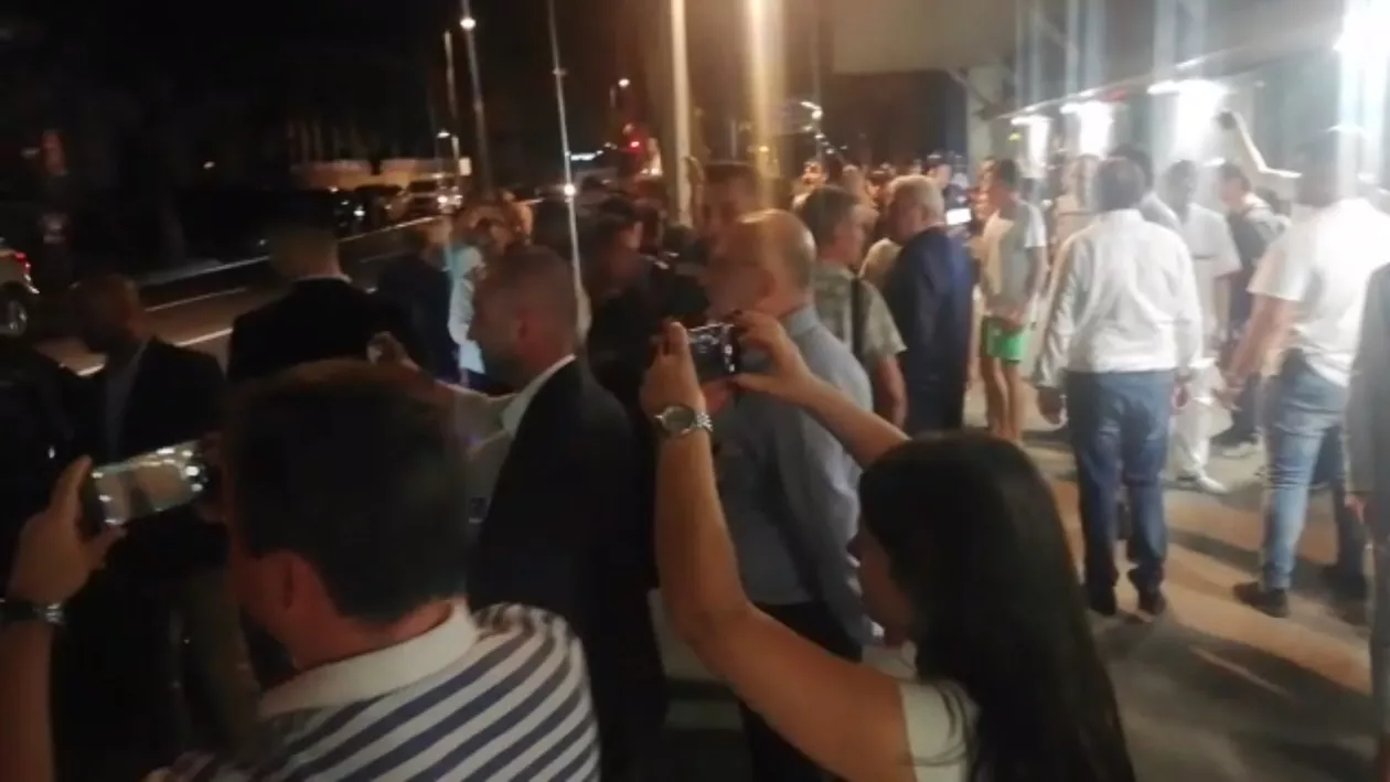 UPDATE // Oamenii au huiduit-o pe Dăncilă și la plecare, fiind nevoie de intervenția jandarmilor. Premierul declarase că „nu ăsta este poporul român”, după protestele de la sosire (VIDEO)