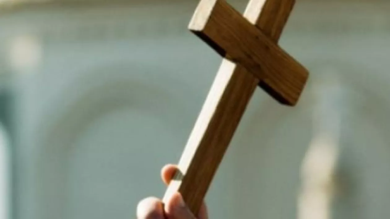 Preotul acuzat că şi-a bătut soţia şi că i-a incendiat maşina nu mai are voie să slujească (VIDEO)