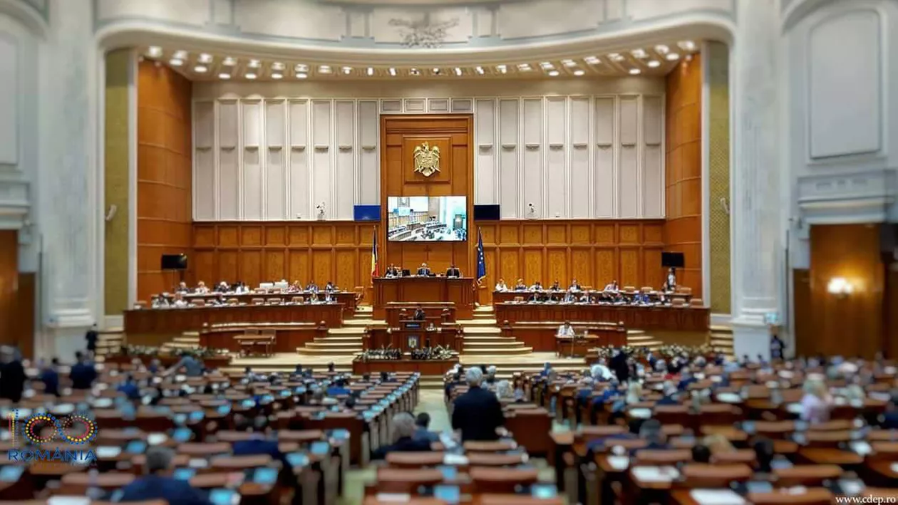 Parlamentul României se reunește luni în a doua sesiune ordinară a anului: Tăriceanu este așteptat să demisioneze de la șefia Senatului, în timp ce PSD este pe punctul să piardă noi parlamentari