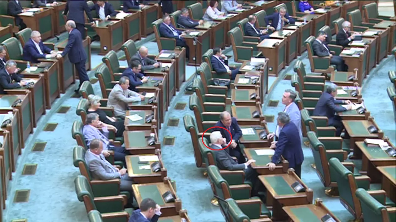 Teodor Meleșcanu, așezat în băncile PSD din Senat, deși este membru ALDE. Dacă schimbă tabăra și formal, grupul lui Tăriceanu din Camera superioară este desființat