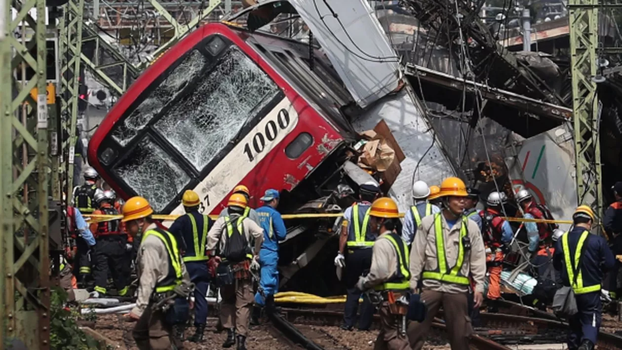 ALERTĂ LA TOKYO: Zeci de răniţi în urma coliziunii dintre un TREN şi un camion! (VIDEO, FOTO)