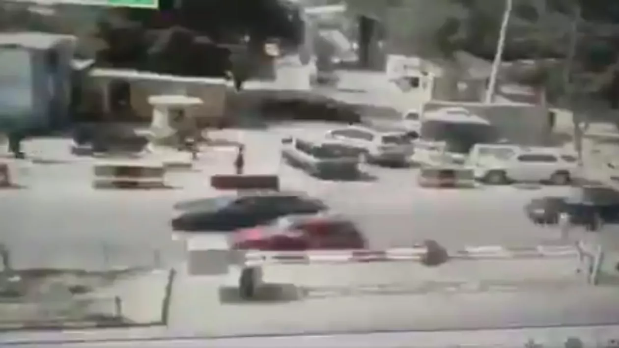 UPDATE // Primele imagini cu momentul exploziei. O mașina-capcană a făcut ravagii, joi, lângă Ambasada SUA și sediul NATO de la Kabul