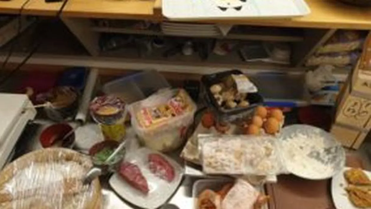 Mâncare expirată şi mizerie la un restaurant japonez din buricul Braşovului