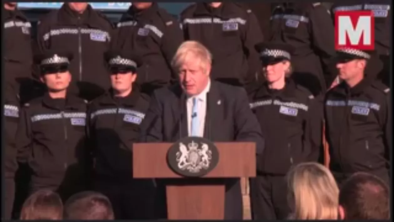 O tânără polițistă a leșinat în timpul discursului susținut de premierul Regatului Unit, chiar în spatele acestuia. Reacția lui Boris Johnson (VIDEO)