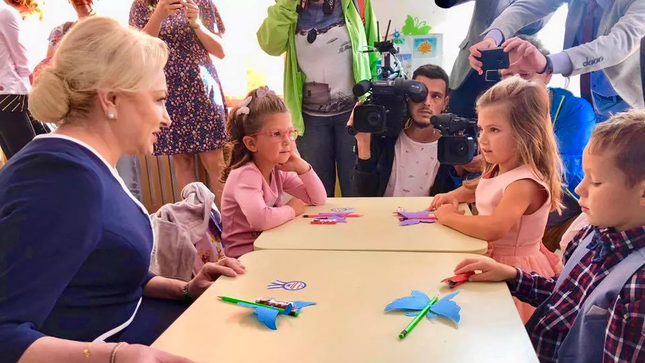 Viorica Dăncilă, în prima zi de școală: 'Am credința că România va crește doar dacă educația va crește' (FOTO)