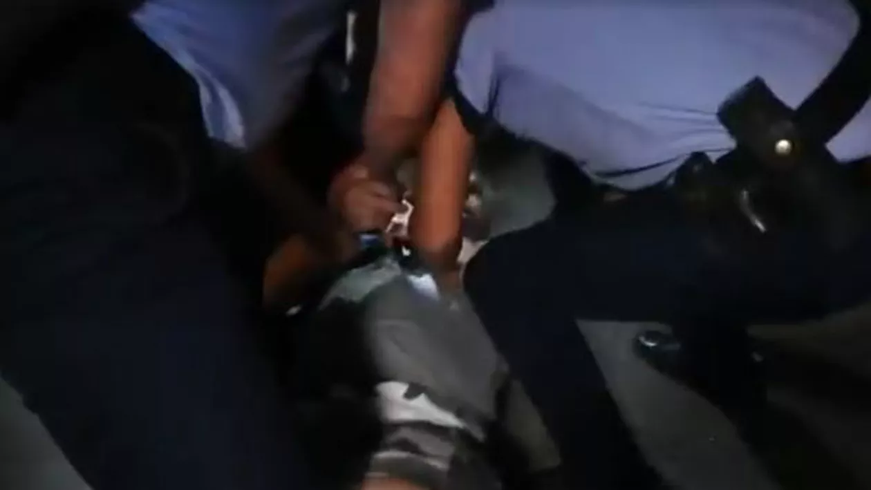 Scandal în fața sediului PSD: Protestatarul Ceaușescu, încătușat și ridicat de Poliție (VIDEO)