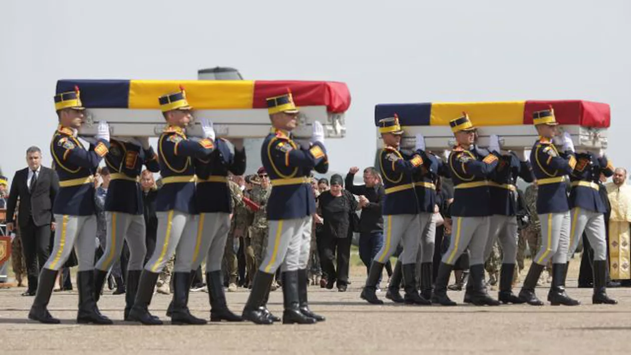 Trupurile românilor uciși în Afganistan au fost repatriate: Cei doi eroi au fost decorați post-mortem de Klaus Iohannis (VIDEO)