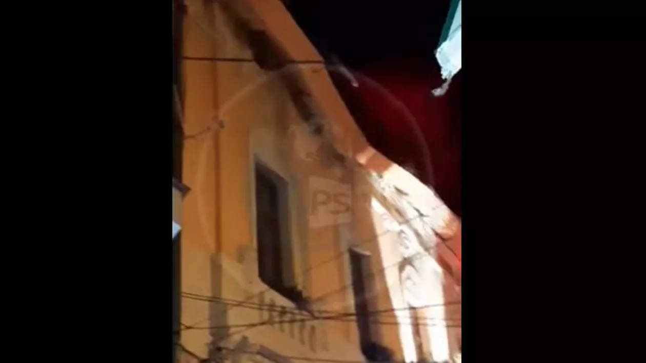 Fațada unui hotel din Satu Mare s-a prăbuşit pe trotuar: IMAGINILE ȘOCANTE au fost surprinse de un trecător (VIDEO)