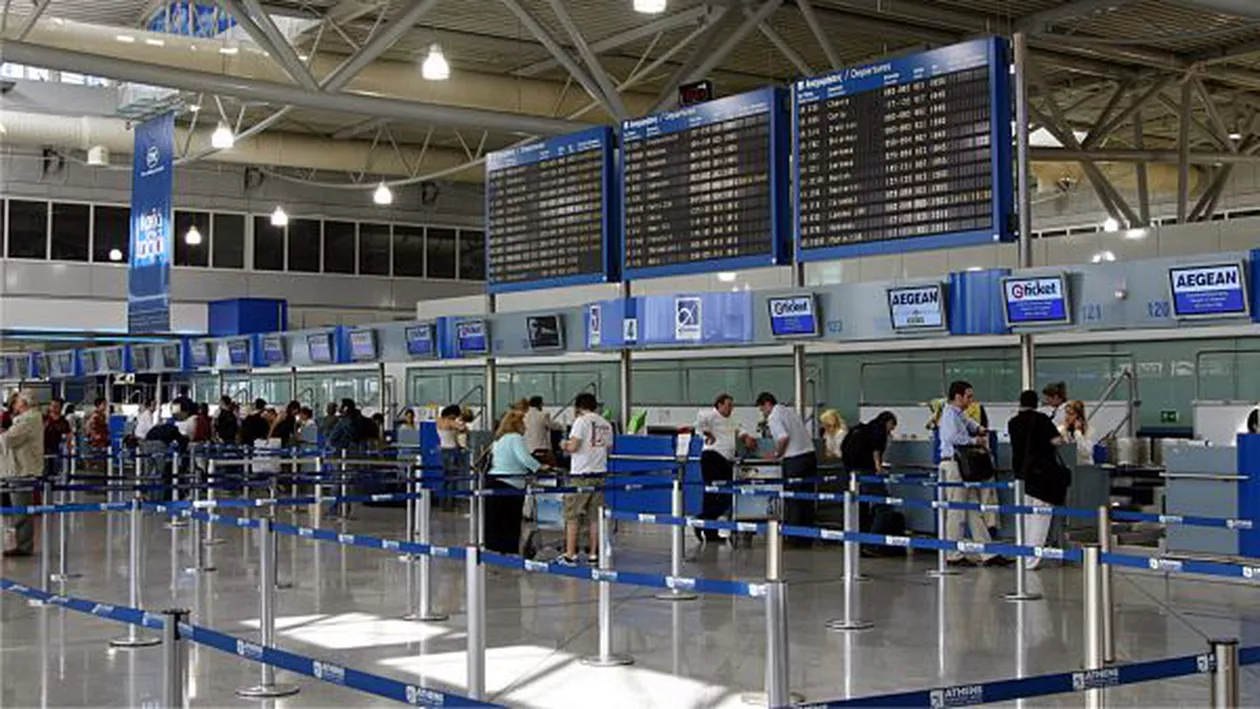 Româncă ARESTATĂ pe aeroportul din Atena după ce i-au fost descoperite SUTE DE PAŞAPOARTE în bagaj