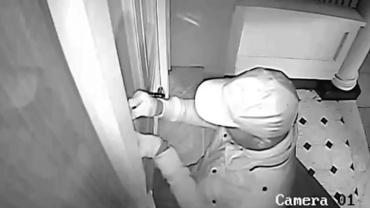 Un hoţ prost a fost dat afară din locuința spartă chiar de proprietarul care purta pijamale (VIDEO)