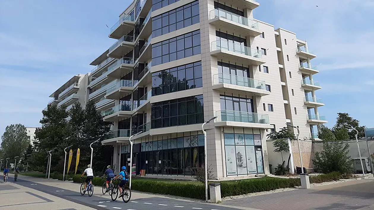 O mână o spală pe alta: Un om de afaceri a primit apartamente de lux într-un bloc pe care-l voia demolat. Acum nu îl mai vrea demolat 