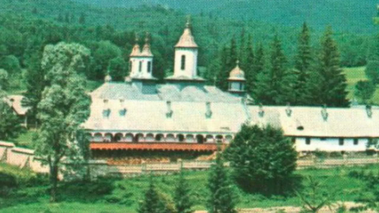 Incendiu PUTERNIC la Mănăstirea Cheia. Pompierii intervin pentru lichidarea focului