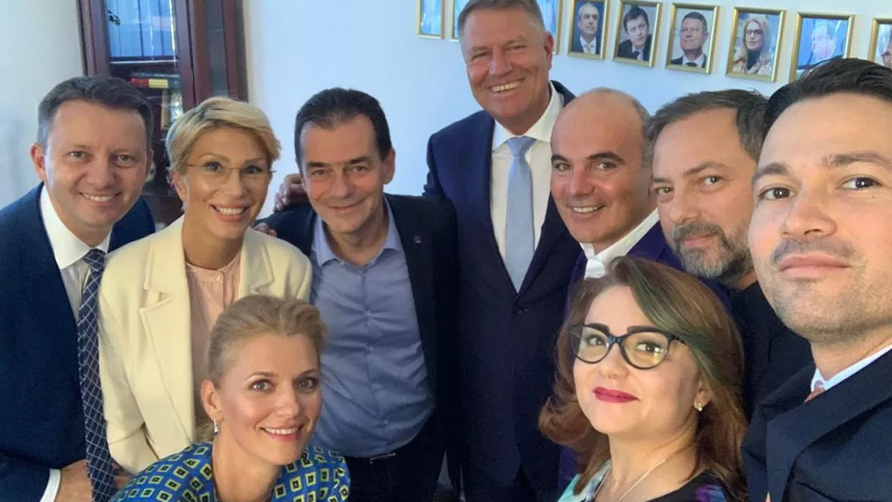 Klaus Iohannis, la sediul PNL: 'Cu actualul și viitorul Președinte al României, pregătim campania electorală'