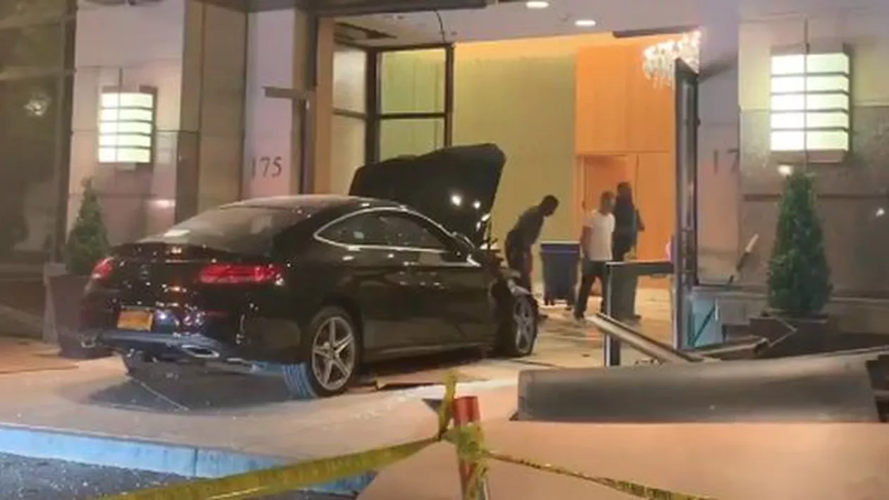 ALERTĂ în New York! O mașină a intrat într-o sală a unui hotel Trump. Bilanțul VICTIMELOR (VIDEO)