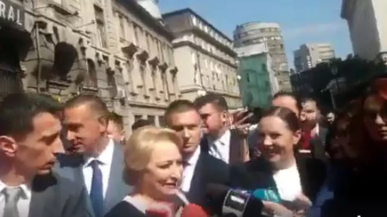 Viorica Dăncilă, HUIDUITĂ și APLAUDATĂ la BEC, acolo unde își depune semnăturile pentru a candida la prezidențiale (VIDEO)