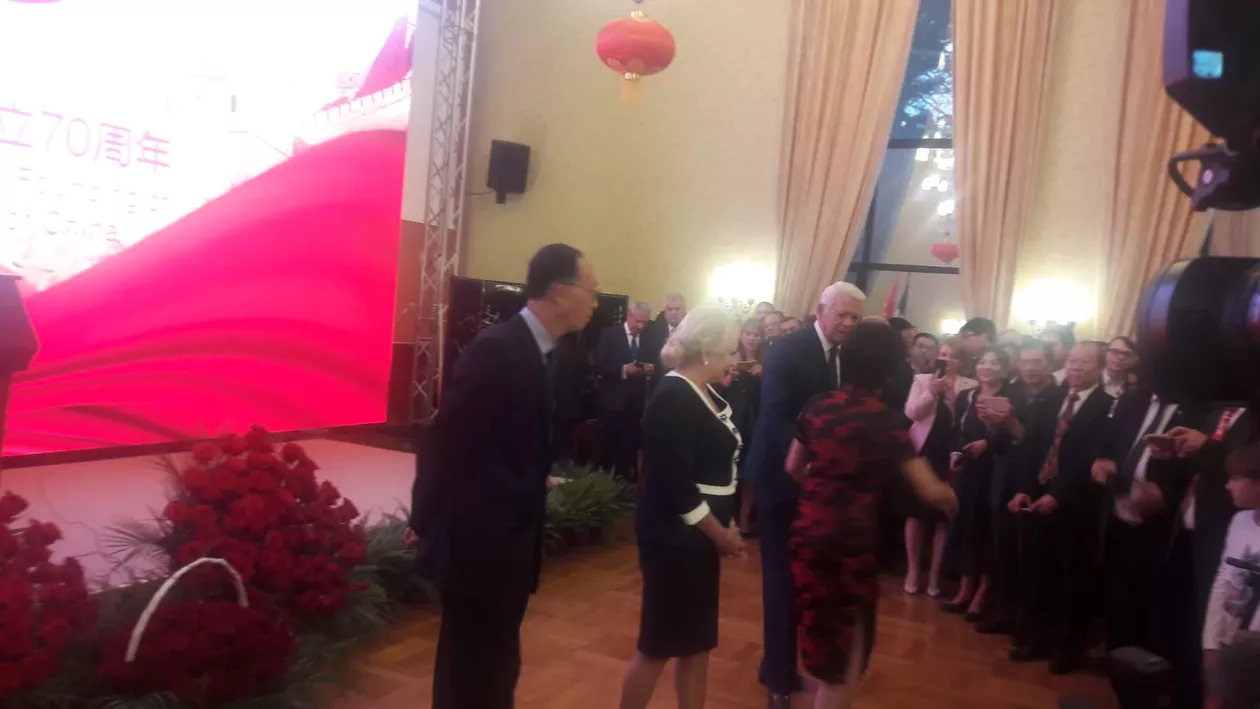 Premierul participă la o recepție la Ambasada Chinei în România, alături de fiul lui Adrian Năstase. Dăncilă: Relația dintre București și Beijing, într-o dezvoltare permanentă (VIDEO)