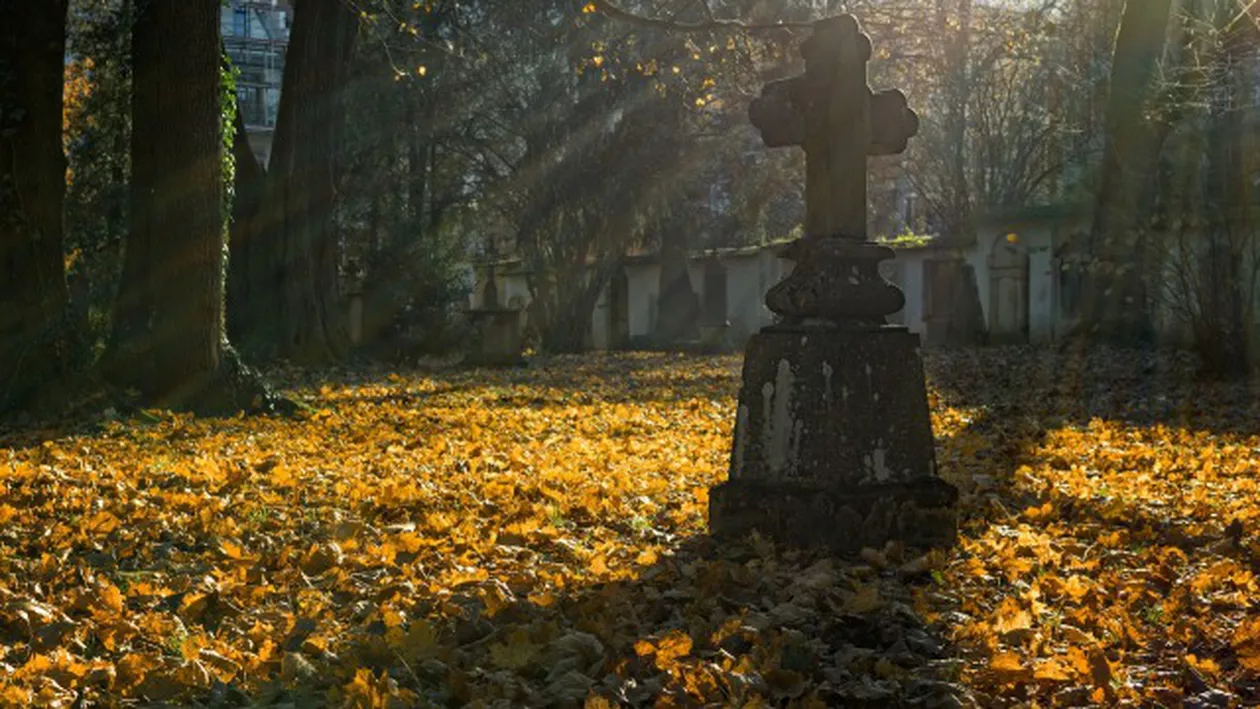 Descoperire macabră într-un cimitir din Vaslui. S-a întâmplat chiar în timp ce săpau un mormânt. E fără precedent