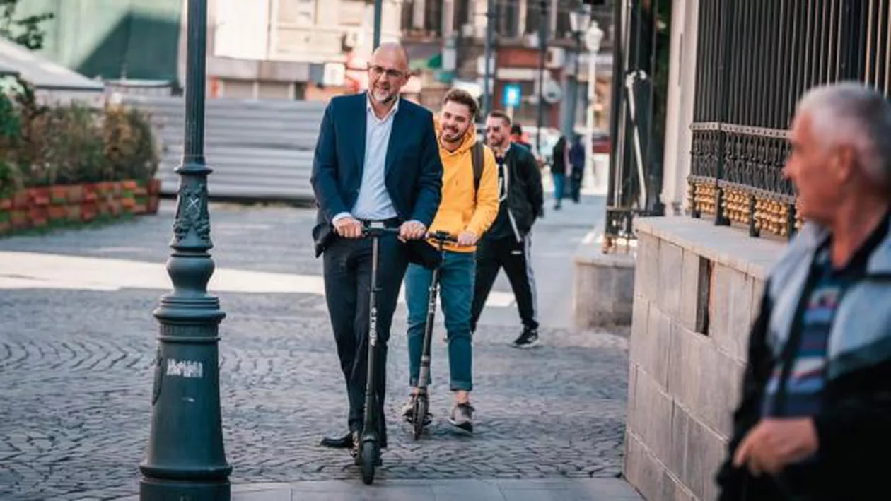 Kelemen Hunor a venit pe trotinetă la BEC: Nu prin politică se asigură fericirea cetățenilor. Trebuie să avem viziuni, proiecte mărețe, atunci vom ieș din mediocritate (VIDEO)