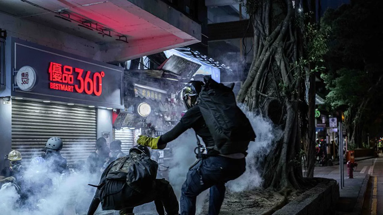Hong Kong: Noi confruntări violente între manifestanţi şi poliţie. Protestatarii au ocupat un centru comercial şi au incendiat o baricadă