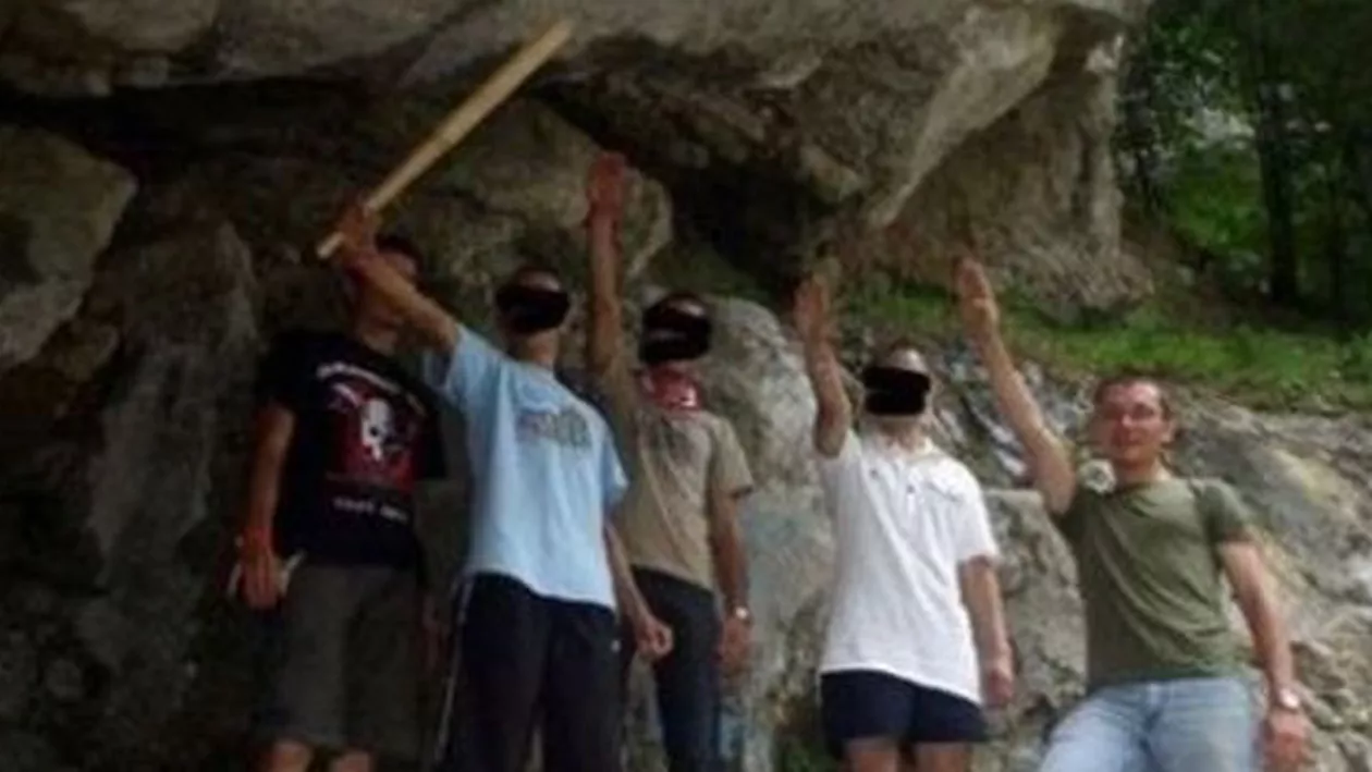 Președintele Partidului Popular Maghiar din Transilvania, fotografiat în timp ce face salutul nazist pe Facebook (FOTO)
