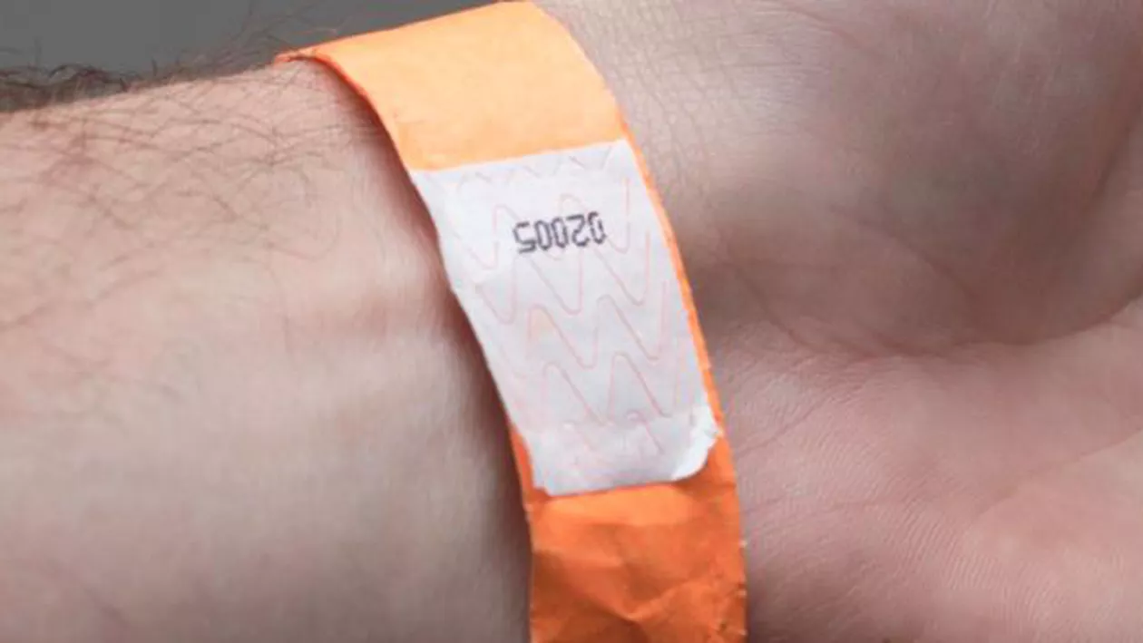 Caz suspect în Statele Unite: Trei persoane au murit şi alte patru au fost găsite în stare critică. Toţi purtau brăţări portocalii