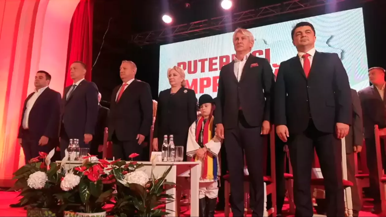 Viorica Dăncilă, însoțită de un copil în port tradițional la ședința PSD Alba: Imagini cu momentul în care premierul îl pune pe băiat să aplaude (VIDEO)