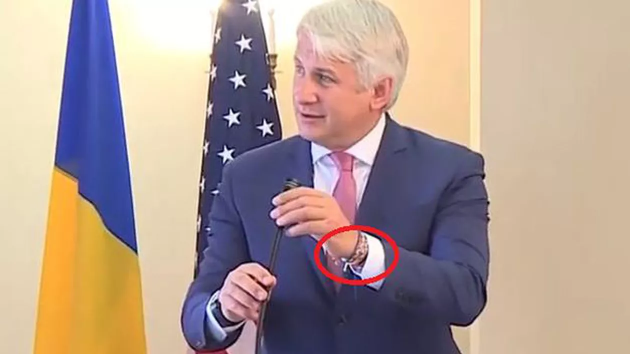 'Discotecă' Teodorovici și-a etalat BRĂȚĂRILE DE HIPSTER la semnarea împrumutului cu Banca Mondială (FOTO, VIDEO)