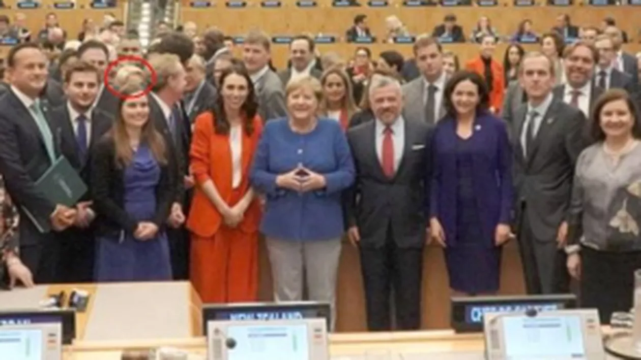 POZA ZILEI! Premierului Viorica Dăncilă i se 'zărește doar un petec blond al pieptănăturii' în fotografia de la finalul dezbaterilor din cadrul Națiunilor Unite (FOTO)