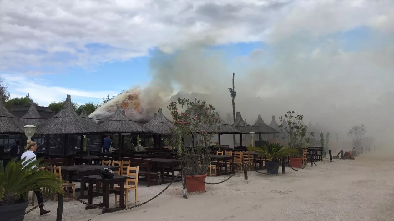 INCENDIU de proporții în stațiunea Olimp. Cherhanaua 'Popasul pescarilor', curpinsă de FLĂCĂRI (FOTO, VIDEO)