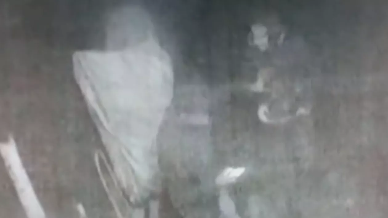 Două femei, agresate de un necunoscut în Capitală: Imagini șocante! Poliția Capitalei cere sprijinul cetățenilor pentru prinderea presupusului atacator (VIDEO)