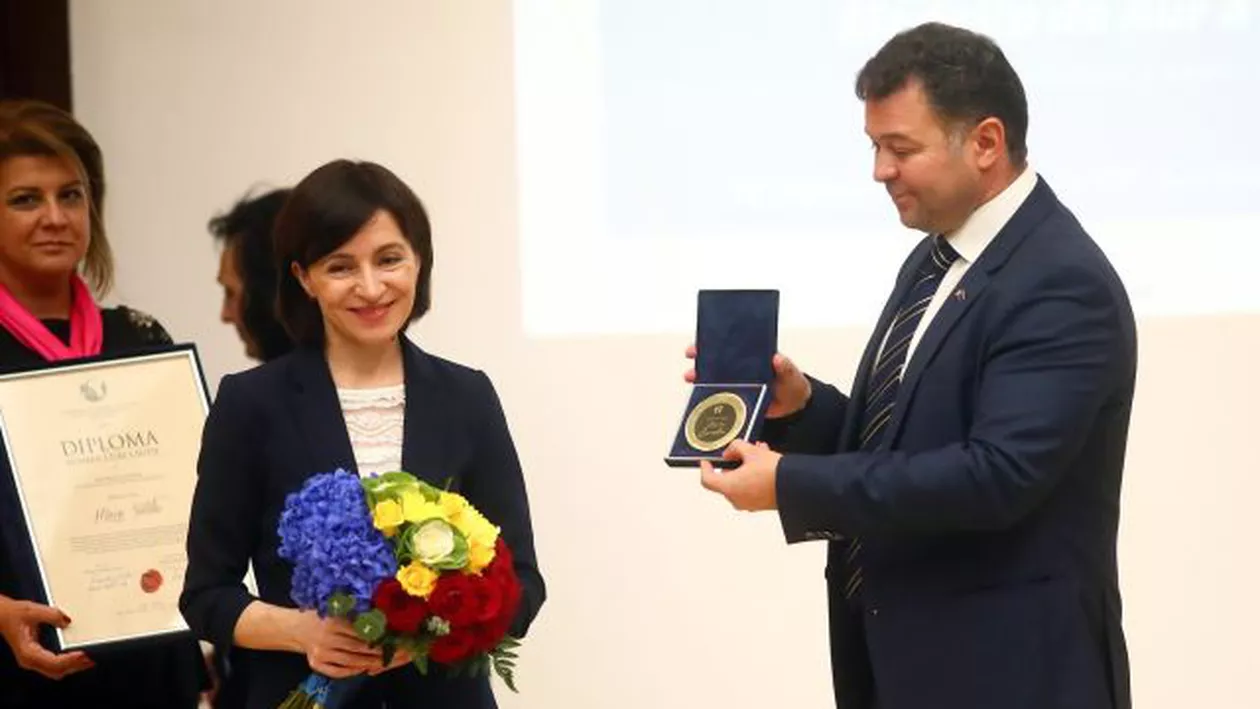 Premierul Republicii Moldova a primit Distincția Onorifică Medalia de Aur a Universității de Vest din Timișoara. Maia Sandu: „Fără oameni educați este imposibil să construiești”