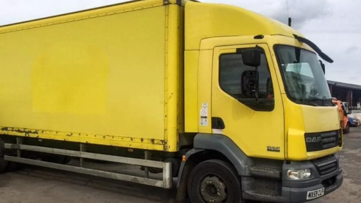 Au cumpărat o rablă de camion cu 4600 de dolari, dar au transformat maşina în casa visurilor lor şi s-au mutat în ea