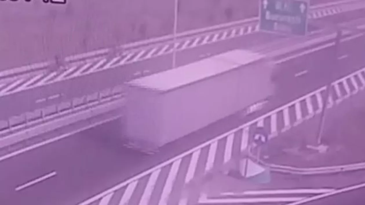 Încă o dovadă de inconștiență pe Autostrada A1: Doi motocicliști, filmați în timp ce mergeau pe contrasens (VIDEO)