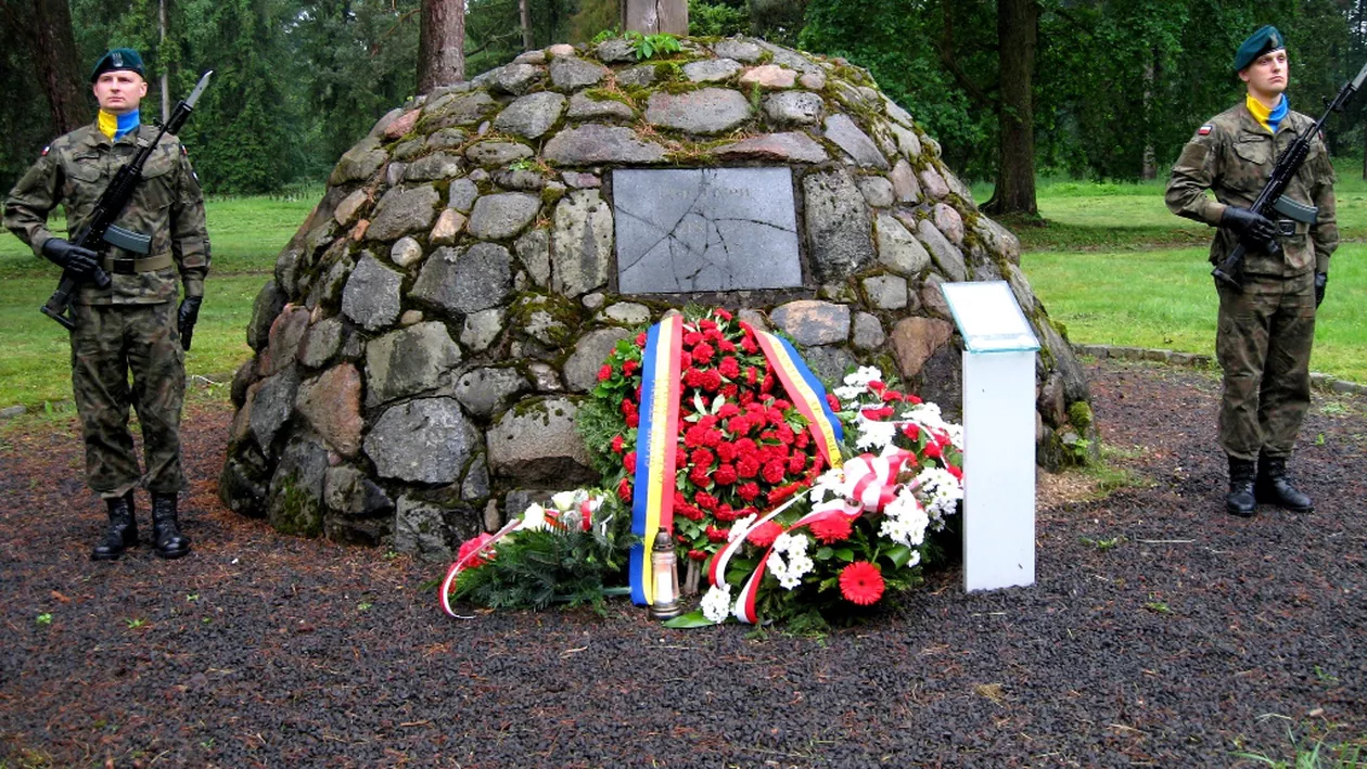 Tabără de îngrijire a mormintelor eroilor români înhumaţi în localitatea Lambinowice, Polonia
