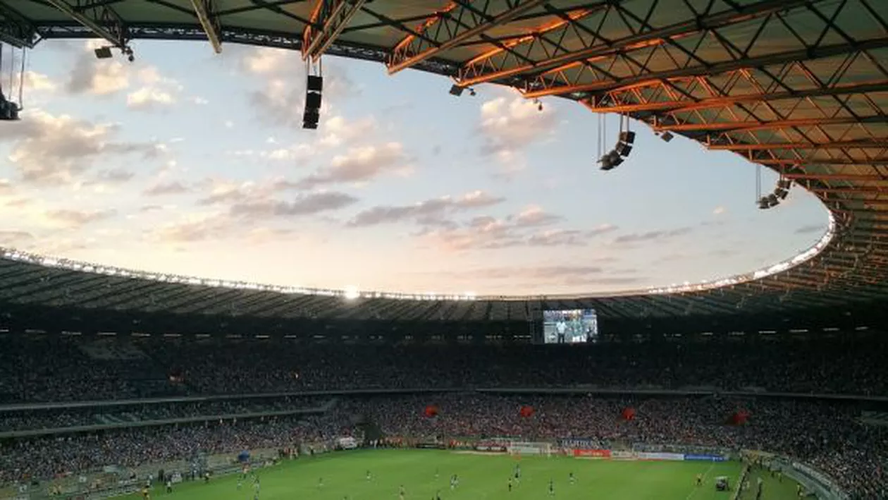 ULUITOR! A mers FĂRĂ PANTALONI pe stadion și A ÎNNEBUNIT BĂRBAȚII! IMAGINEA care a cucerit INTERNETUL (FOTO)