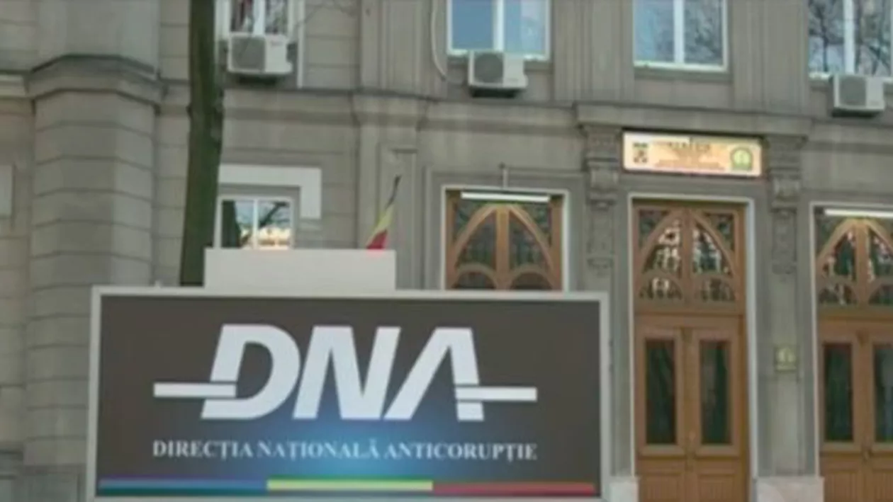 Foști DIRECTORI din cadrul Companiei Naționale 'Aeroporturi București', trimiși în judecată de DNA