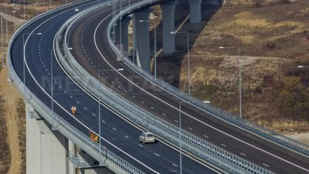 Problemele se țin lanț pe AUTOSTRADA Orăștie – Sibiu: S-a LĂSAT asfaltul! /  CNAIR: 'În zonă se circulă cu resticții!'