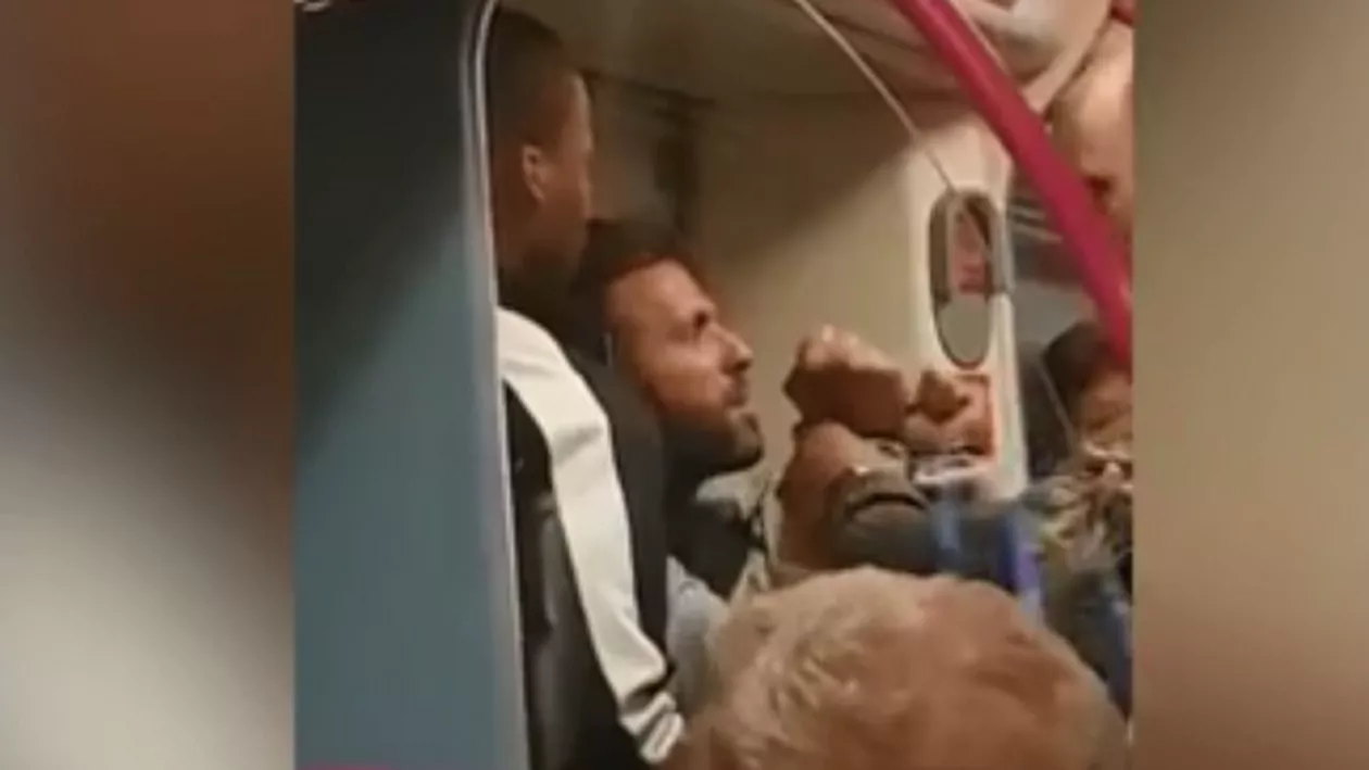 Pasagerul unui tren a primit un cap în gură de la un alt călător, după ce a hărţuit mai multe persoane (VIDEO)