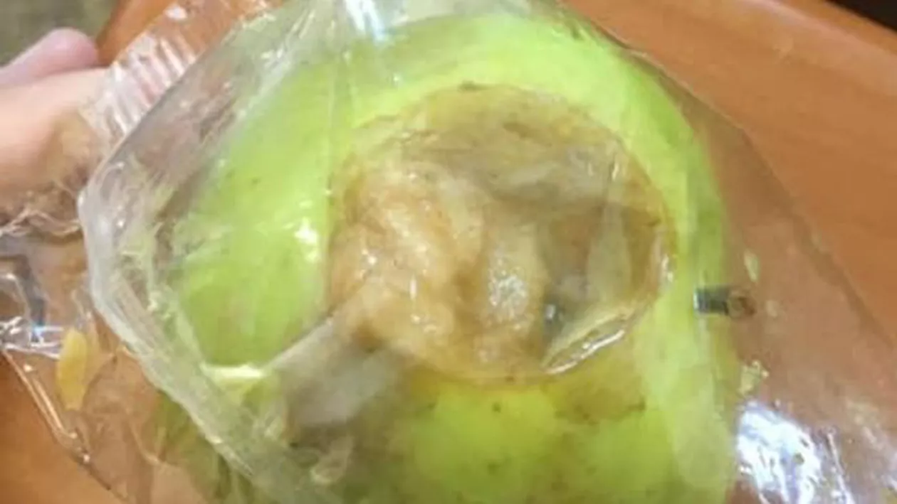 Mere stricate și cornuri fără termen de valabilitate în școlile din Teleorman. „O bătaie de joc” (FOTO)