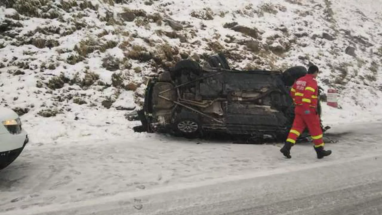 GRAV accident rutier pe Transfăgărășan! S-au prăbușit cu mașina de la o înălțime de 40 de metri (VIDEO)