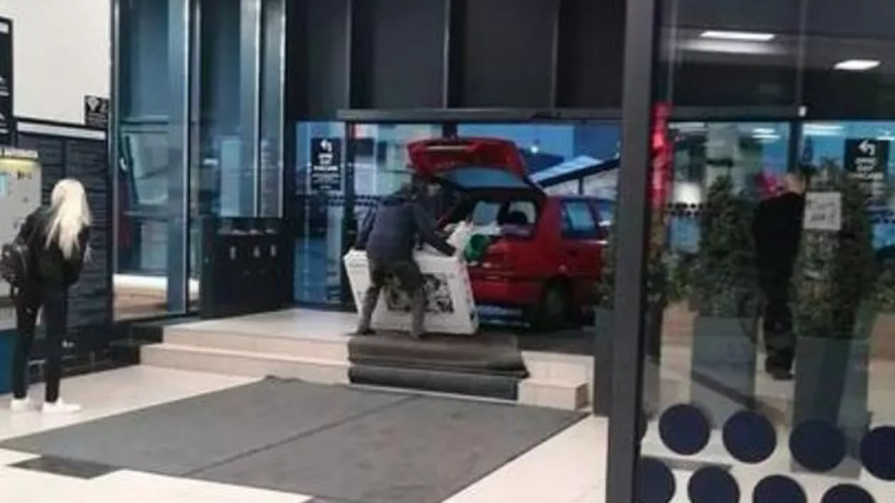 IMAGINEA ZILEI! Un constănțean a intrat cu mașina în mall ca să ferescă de ploaie televizorul pe care tocmai îl achiziționase (FOTO)