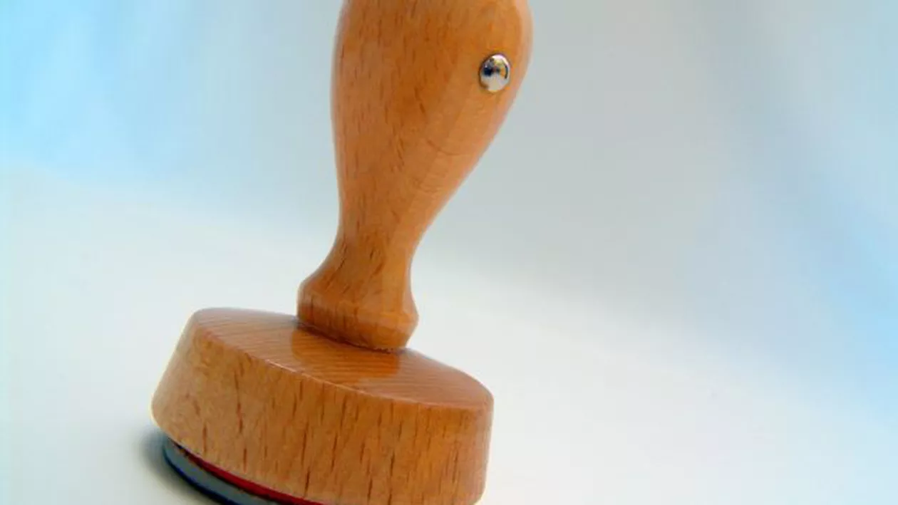 E oficial: Ştampila va fi eliminată din administrația publică! Klaus Iohannis a semnat decretul